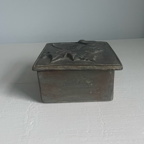 Vintage Hen Feathers Sugar Maple Trinket Box - Picture 5 of 10